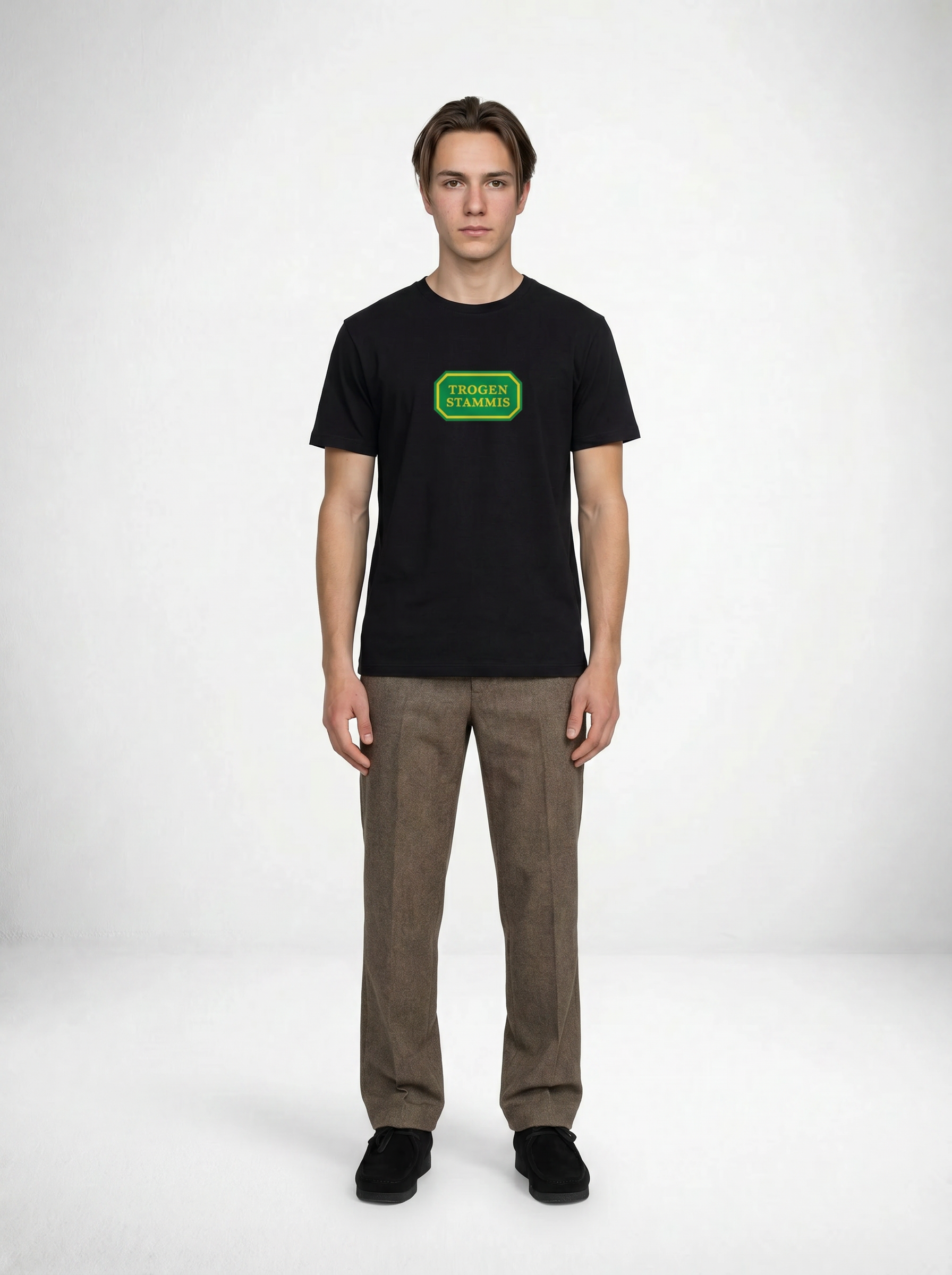 Trogen stammis T-shirt – statement merch från Season