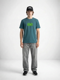 Trogen stammis T-shirt – statement merch från Season