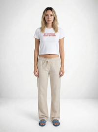 Out of town Baby tee – statement merch från Season
