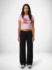 Your playlist baby tee – statement merch från Season