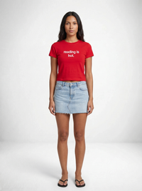 Reading is hot Baby tee – statement merch från Season